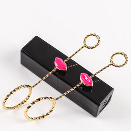 Red Lips Cigarette Holder Ring – Stylish Hands-Free Smoking Accessory