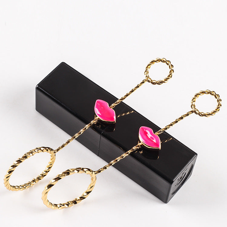 Red Lips Cigarette Holder Ring – Stylish Hands-Free Smoking Accessory