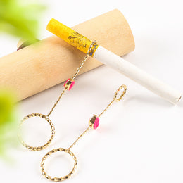Red Lips Cigarette Holder Ring – Stylish Hands-Free Smoking Accessory