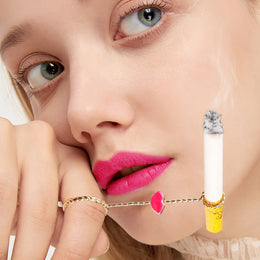 Red Lips Cigarette Holder Ring – Stylish Hands-Free Smoking Accessory